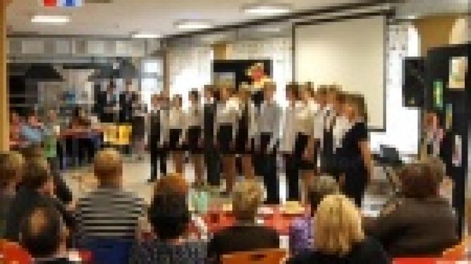 Школьники сделали подарок пенсионерам