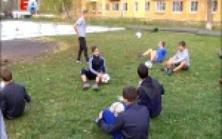 Искуссно обращаться с футбольным мячом воспитанников первоуральского интерната учил профессиональный спортсмен