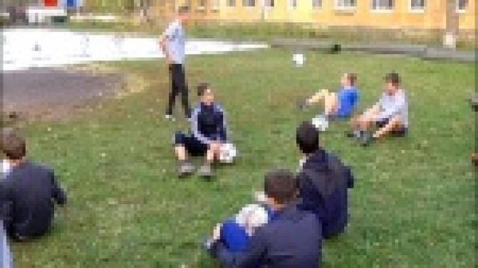 Искуссно обращаться с футбольным мячом воспитанников первоуральского интерната учил профессиональный спортсмен