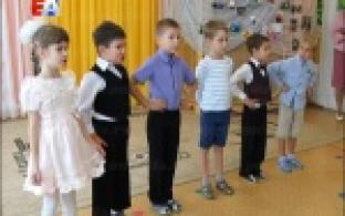 С днем пожилого человека своих бабушек и дедушек поздравили востпитанники одного из детских садов Первоуральска