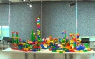 Студенты программы "Будущее белой металлургии" вместе с воспитанниками детского дома построили город будущего в миниатюре