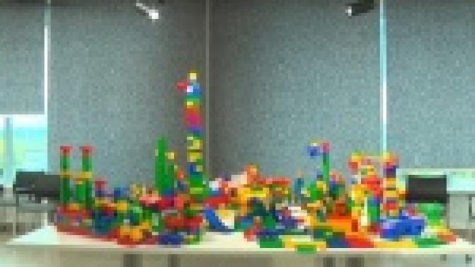 Студенты программы "Будущее белой металлургии" вместе с воспитанниками детского дома построили город будущего в миниатюре