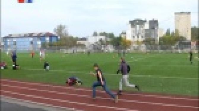 Первоуральские студенты соревнуются на беговой дорожке и на футбольном поле