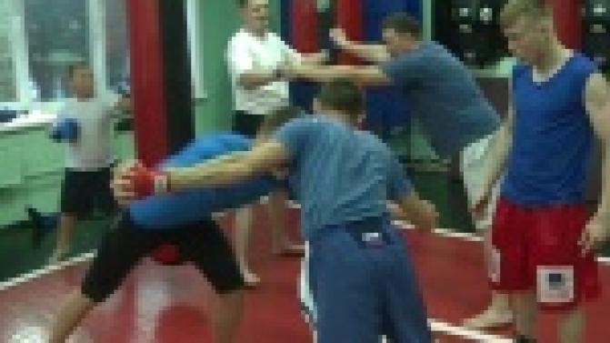 С чемпионом и обладателем трех поясов встретились начинающие тайские боксеры