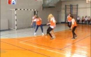 Умеют не только дефилировать на сцене, но и играть в футбол