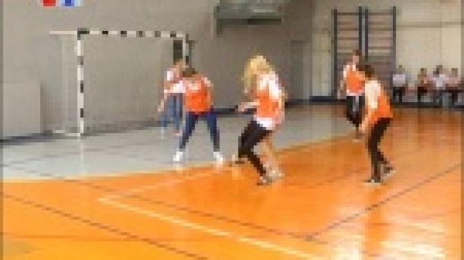 Умеют не только дефилировать на сцене, но и играть в футбол