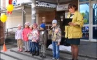 Первоуральских пенсионеров поздравили воспитанники детского сада