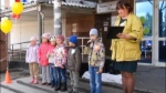 Первоуральских пенсионеров поздравили воспитанники детского сада