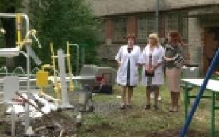 Народные избранники продолжают акцию по установке площадок "100 тысяч в каждый округ"