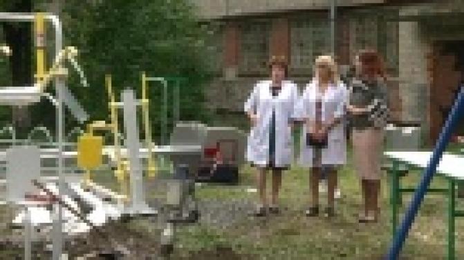 Народные избранники продолжают акцию по установке площадок "100 тысяч в каждый округ"