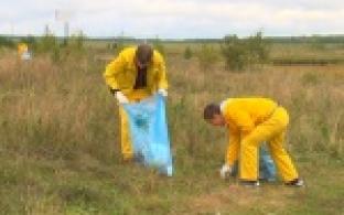 Будущие белые металлурги организовали акцию по высадке деревьев и вышли на субботник на набережную Верхнего пруда