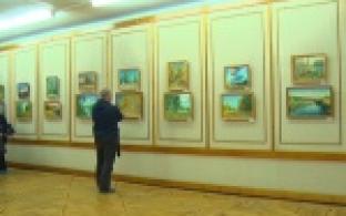 Днем лечит людей, вечерами пишет картины