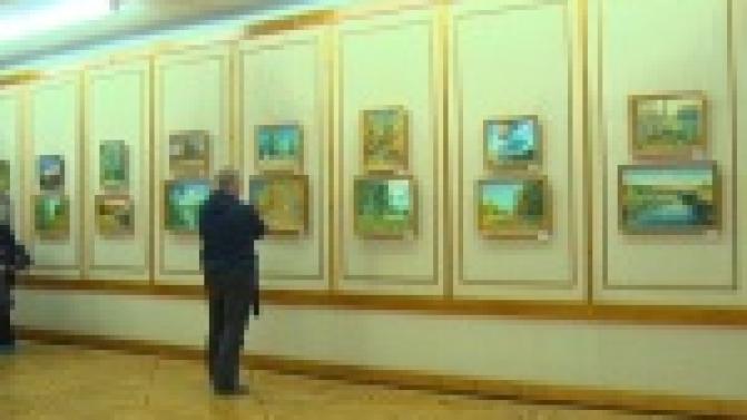 Днем лечит людей, вечерами пишет картины