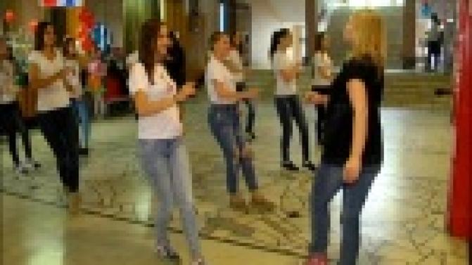 Претендентки на титул королевы красоты приняли участие в танцевальном шоу