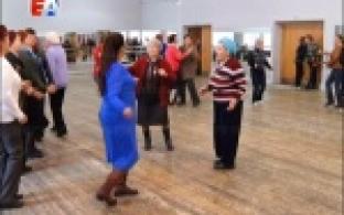 Танцевальный мастер-класс организовали сотрудники Дворца культуры Новотрубного завода для пенсионеров