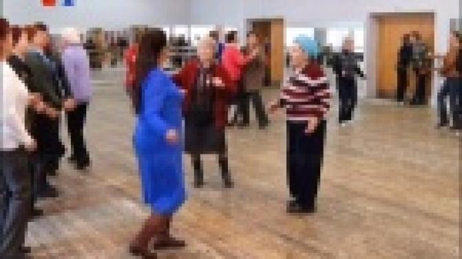 Танцевальный мастер-класс организовали сотрудники Дворца культуры Новотрубного завода для пенсионеров