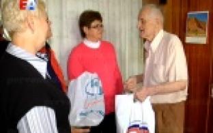 В преддверии Дня пожилого человека представители Новотрубного завода и депутаты фракции "Единая Россия" в городской Думе отправилисть в гости к ветеранам