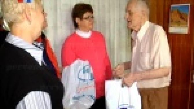 В преддверии Дня пожилого человека представители Новотрубного завода и депутаты фракции "Единая Россия" в городской Думе отправилисть в гости к ветеранам