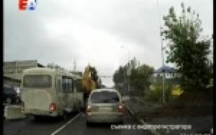 В Первоуральске столкнулись экскаватор и пассажирский автобус