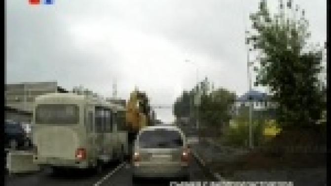 В Первоуральске столкнулись экскаватор и пассажирский автобус