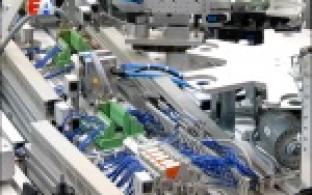 Первокурсники программы Будущее Белой металлургии за 1 день пробуют себя в роли сварщика, электромонтажника, токаря и даже управляют настоящим роботом