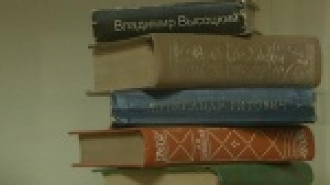 Десятки книг, которые без труда поместятся в карман собрали в одной из библиотек города
