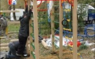 В одном из дворов Первоуральска появился игровой комплекс, который установили по инициативе депутатов и новотрубников