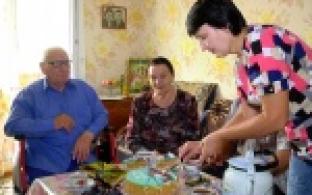 Народные избранники и новотрубники поздравляют бывших работников завода с днём пенсионера