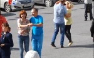 Площадка возле дворца культуры ПНТЗ превратилась в танцпол под открытым небом