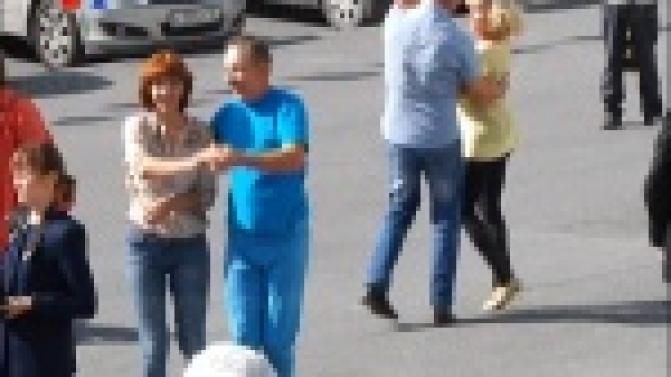 Площадка возле дворца культуры ПНТЗ превратилась в танцпол под открытым небом