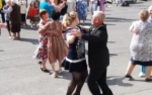 Зажигательные танцы под мелодии молодости