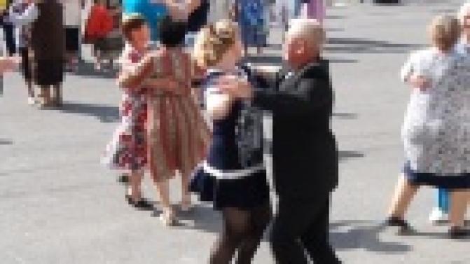 Зажигательные танцы под мелодии молодости