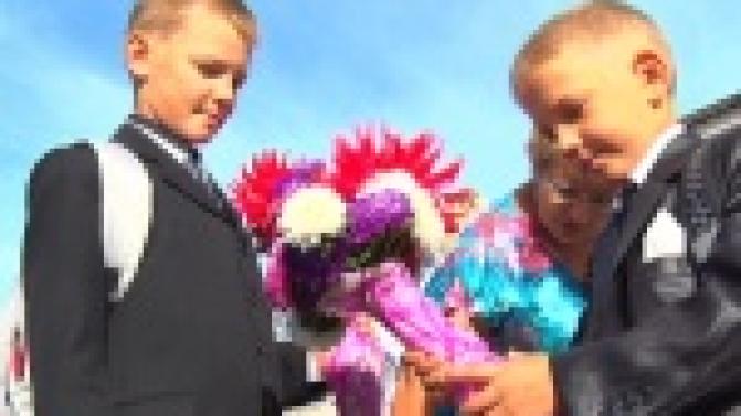 В Новоуткинске первоклассники решили подружиться. А в Билимбае начали мечтать еще об одной школе