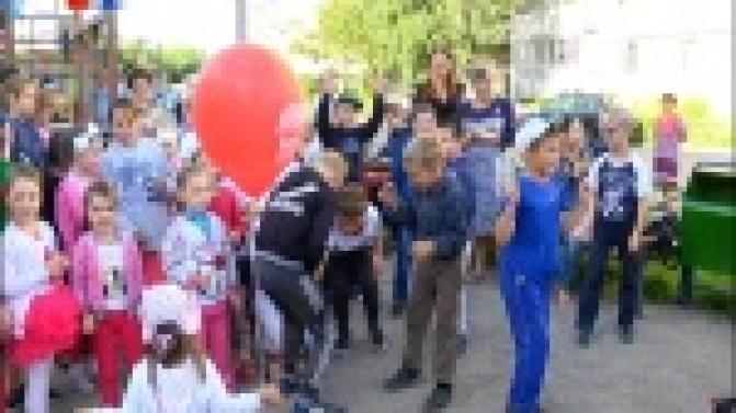 Праздник дружбы и лета устроили на улице Комсомольской