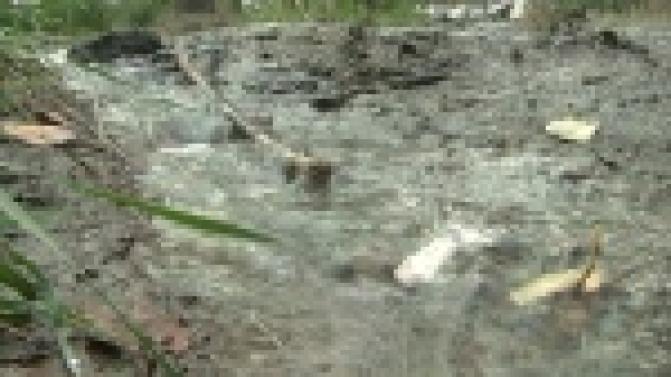 На одной из улиц Магнитки прорвало трубу, и холодная вода разлилась на весь двор