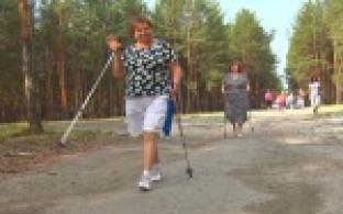 В городском парке осваивают технику скандинавской ходьбы