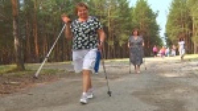 В городском парке осваивают технику скандинавской ходьбы