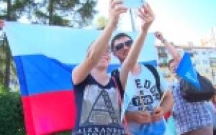 Триколор - в руках, на буклетах и даже на собственной щеке