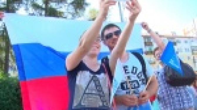 Триколор - в руках, на буклетах и даже на собственной щеке