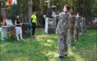 В качестве укрытий - деревянные ограждения, а вместо пуль - шарики с краской