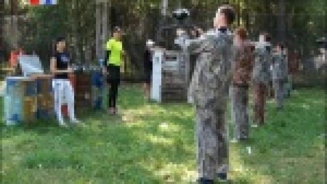 В качестве укрытий - деревянные ограждения, а вместо пуль - шарики с краской