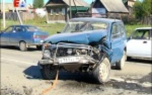 В лобовое ДТП сегодня ранним утром в поселке Билимбай попали две легковушки