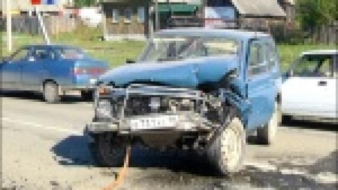 В лобовое ДТП сегодня ранним утром в поселке Билимбай попали две легковушки