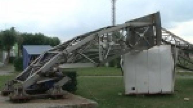 Шквалистый ветер, молнии и град размером с грецкий орех