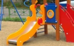 В рейд по детским площадкам отправились сотрудники администрации
