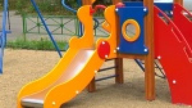 В рейд по детским площадкам отправились сотрудники администрации