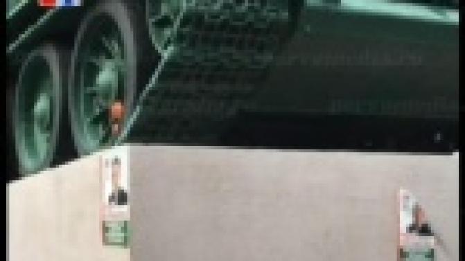 В Первоуральске листовками обклеили основание памятника, который посвящён героям Великой Отечественной войны.