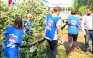 На борьбу с последствиями урагана одними из первых сегодня вышли активисты "Молодой гвардии"