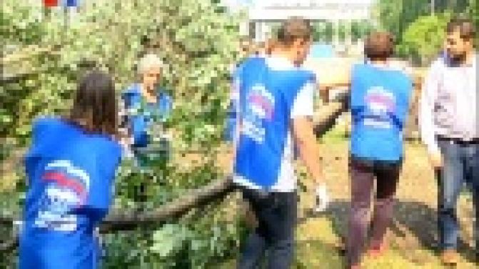 На борьбу с последствиями урагана одними из первых сегодня вышли активисты "Молодой гвардии"