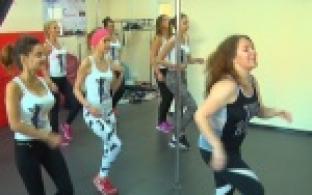 Тренировку по фитнесу и стретчингу для участниц одного из конкурсов красоты провели активисты движения "Первоуральск - город чемпионов"